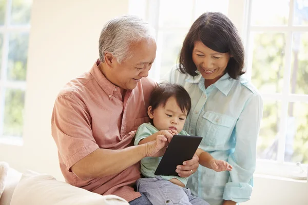 Бабушка с дедушкой и внук с помощью цифрового планшета — стоковое фото