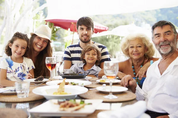 Familjen njuter av måltid — Stockfoto