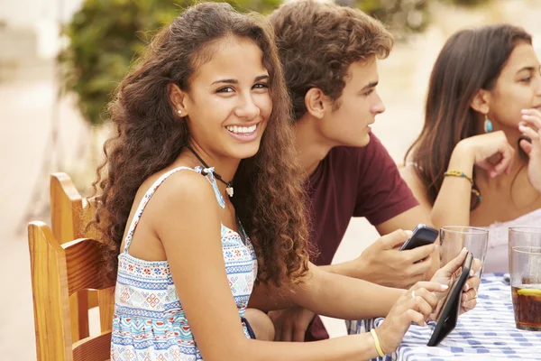 Teenage Friends Sitting At Cafe — Stock Photo, Image