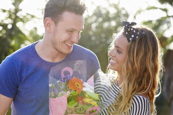 Uomo dando fiori donna — Foto Stock