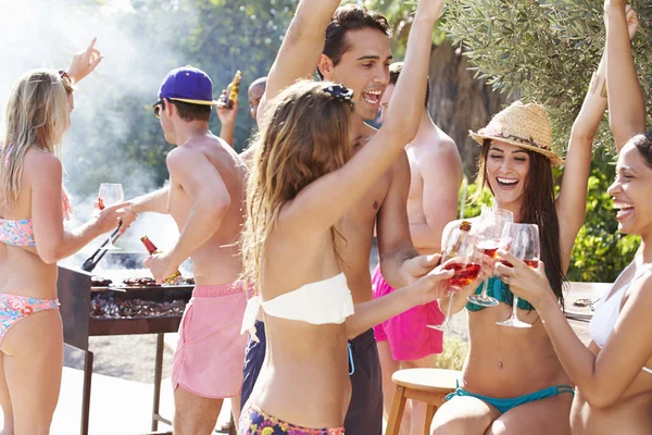 Vänner har party vid poolen — Stockfoto