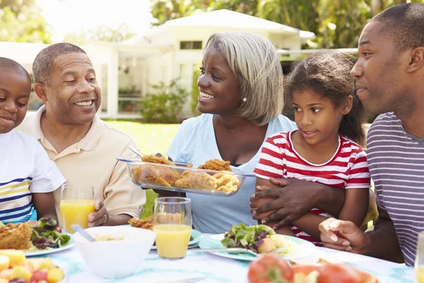Multi generatie familie genieten van maaltijd — Stockfoto