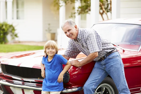 Abuelo y nieto con coche — Foto de Stock