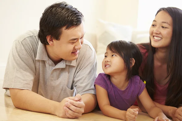 Familia acostada en el suelo — Foto de Stock