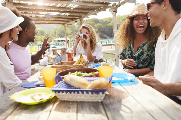 Amigos disfrutando el almuerzo — Foto de Stock