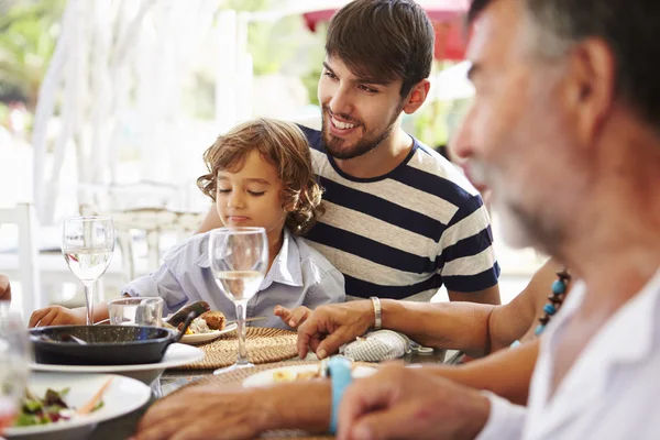 Família de várias gerações desfrutando da refeição — Fotografia de Stock