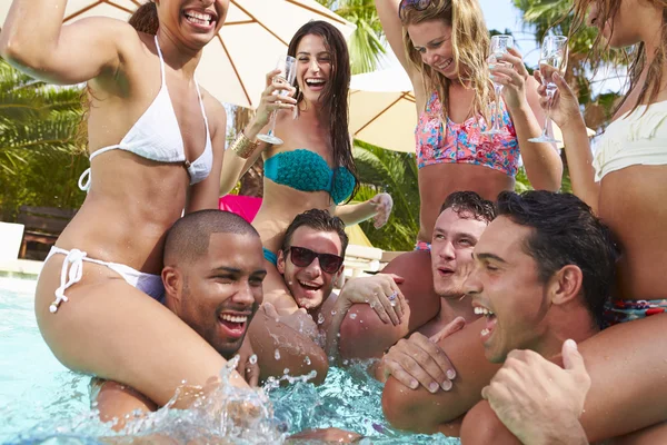 Vänner har fest i poolen — Stockfoto