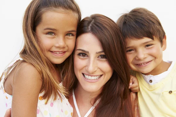 Hispanic moeder met kinderen — Stockfoto