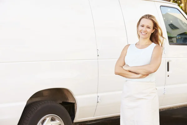 Mulher usando avental — Fotografia de Stock