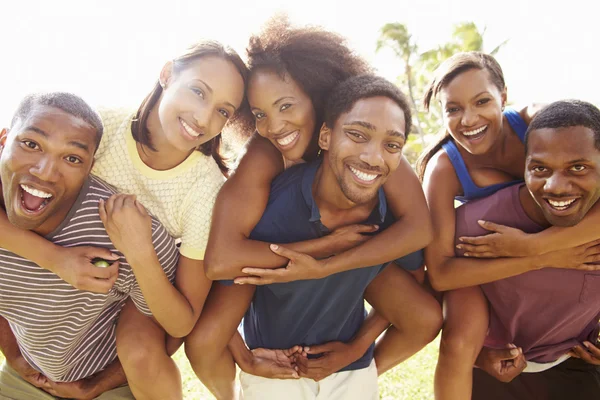 Amigos divirtiéndose al aire libre — Foto de Stock