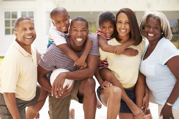 Multi Generazione Famiglia Giocare a Pallavolo — Foto Stock