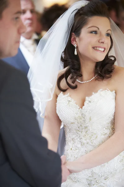 Noiva e noivo na cerimônia de casamento — Fotografia de Stock