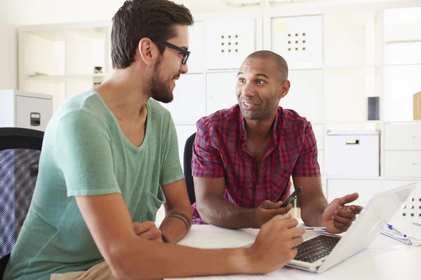 Les hommes d'affaires utilisant un ordinateur portable dans le bureau — Photo