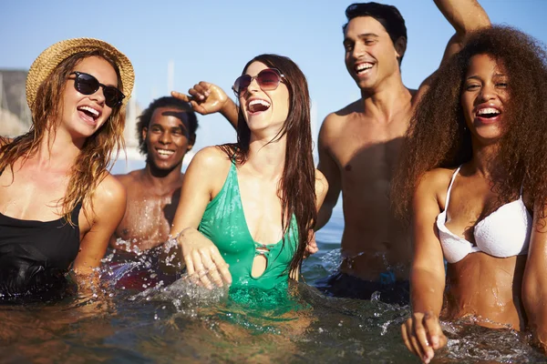 Amigos divertirse en el mar — Foto de Stock