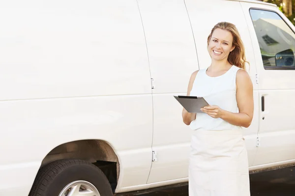 Mulher usando avental — Fotografia de Stock