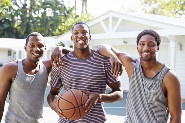 Hombres jugando partido de baloncesto —  Fotos de Stock