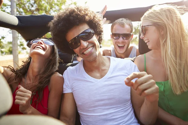 Jonge vrienden In auto — Stockfoto