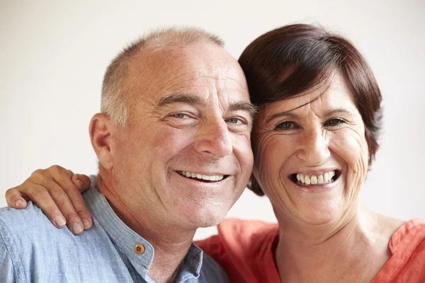 Feliz pareja hispana — Foto de Stock