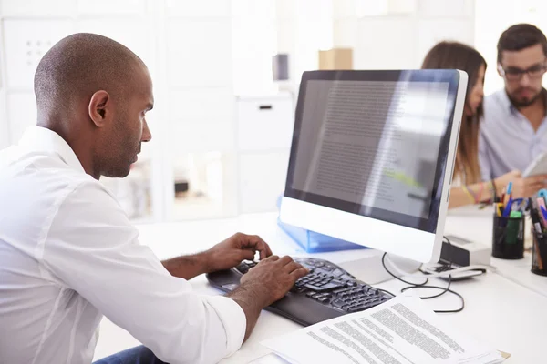 Empresário no computador no escritório — Fotografia de Stock