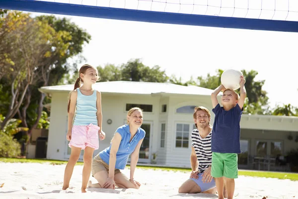 Familj spelar volleyboll — Stockfoto