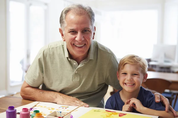 Nonno pittura quadro con nipote — Foto Stock