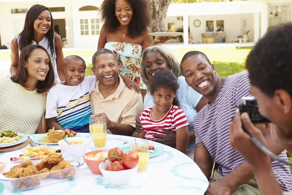 Famille multi-génération appréciant les repas — Photo