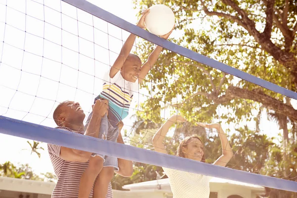 Familj spelar volleyboll — Stockfoto