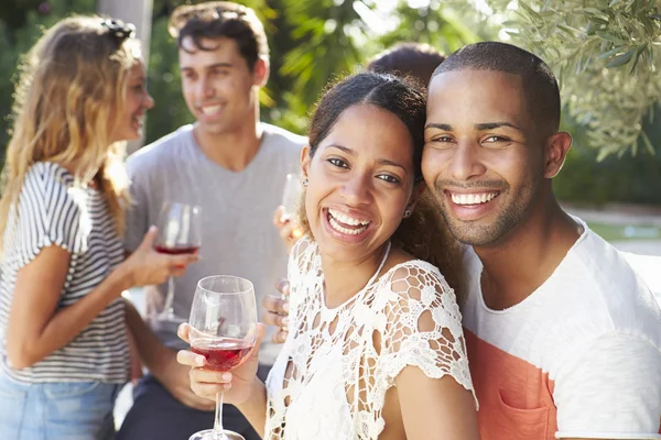 Couple avec des amis Boire du vin — Photo