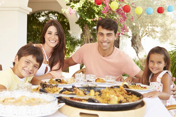 Hispanische Familie genießt Essen — Stockfoto