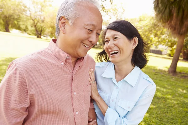 Senior asiatico coppia in parco — Foto Stock