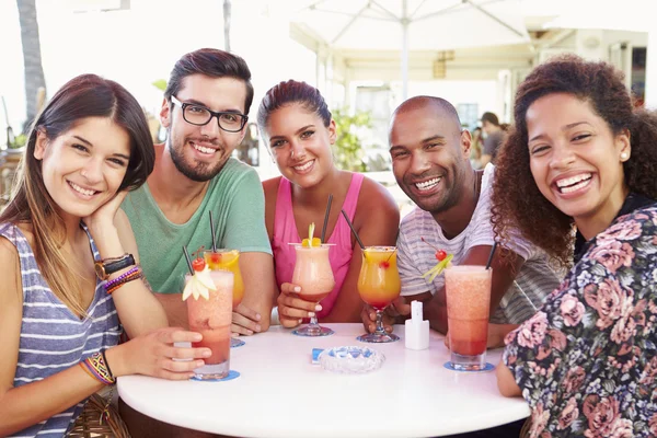 Amigos bebiendo cócteles — Foto de Stock