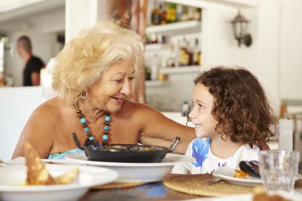 Mormor och barnbarn — Stockfoto