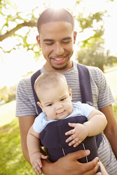 Vader en zoon In draagzak — Stockfoto