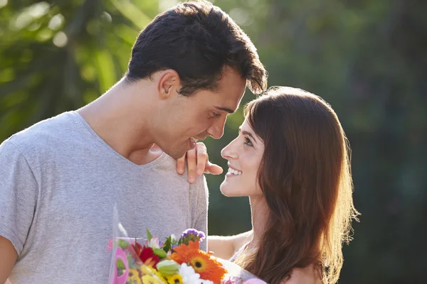 Man Giving Woman Flowers — Stock Photo, Image