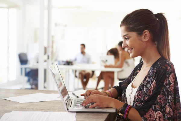Kvinna med bärbar dator på kontoret — Stockfoto