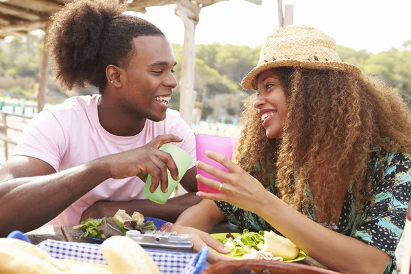 Casal desfrutando de almoço ao ar livre — Fotografia de Stock