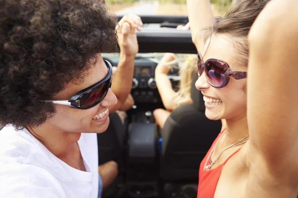 Jóvenes amigos bailando en coche — Foto de Stock
