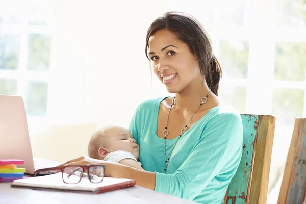 Mère avec bébé travaillant — Photo