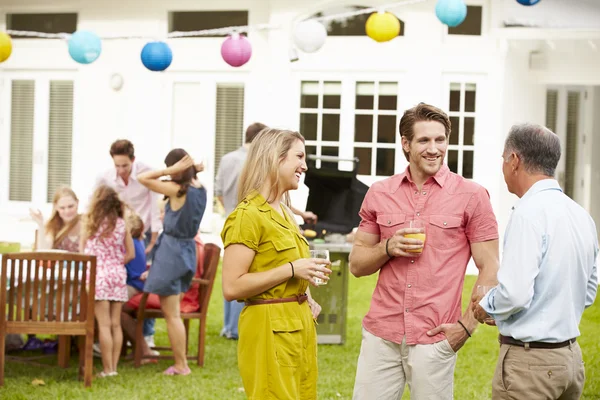 Familia multi generación disfrutando de la comida — Foto de Stock