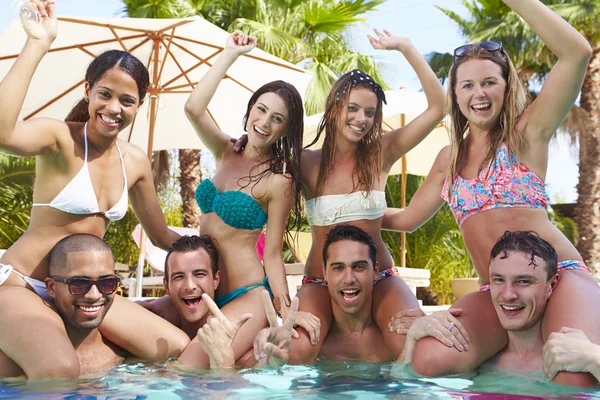 Vänner har fest i poolen — Stockfoto