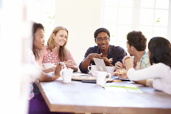 Business folk äta Pizza — Stockfoto