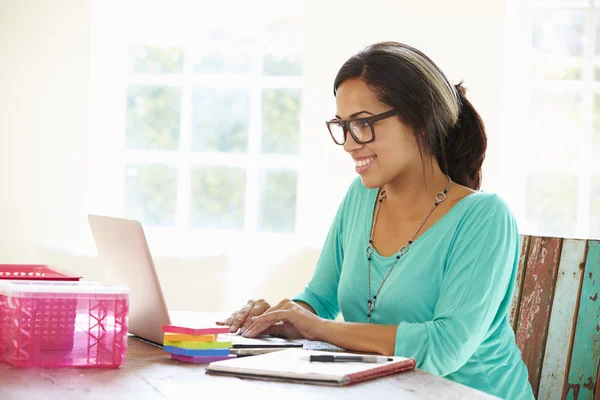 Femme d'affaires travaillant à la maison — Photo