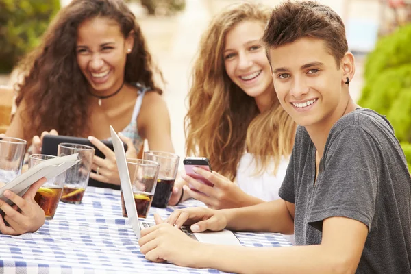 Vrienden met behulp van digitale apparaten — Stockfoto