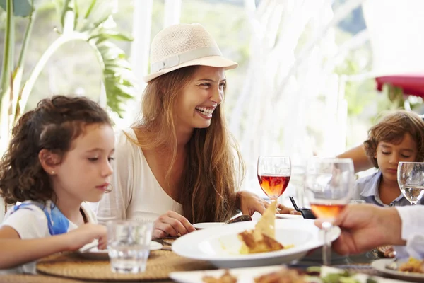 Madre con niños disfrutando de la comida Fotos de stock