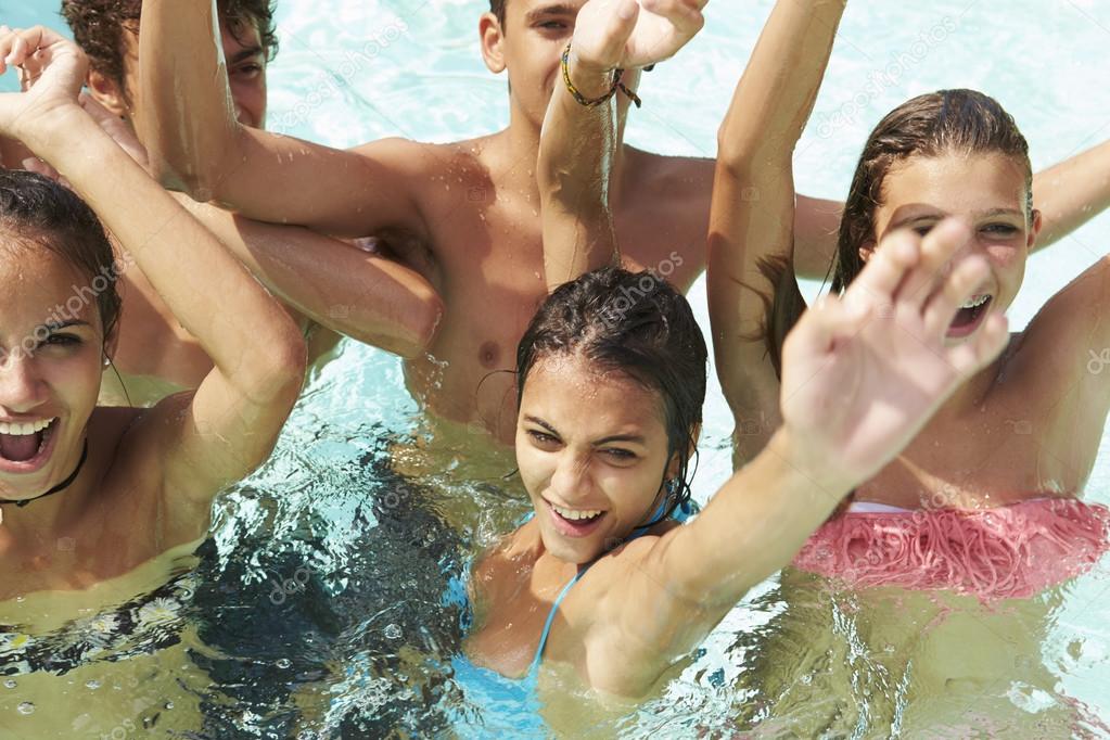 My friend likes swimming i like swimming. A horse can run на уроке английского языка. презентация про плавание на английском языке. Swim в презент симпл. My friend likes swimming i like swimming.