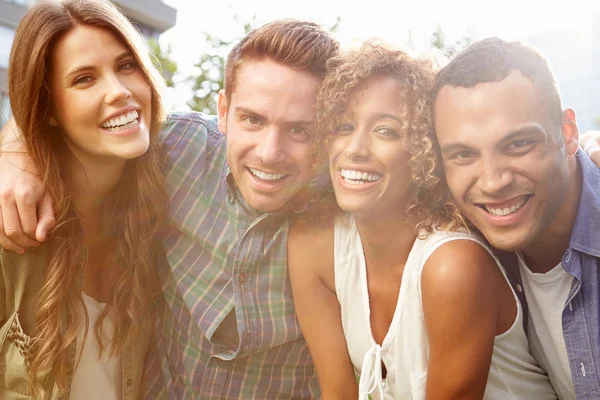 Vrienden ontspannen samen Outdoors — Stockfoto