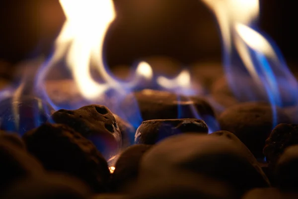 Carbón en llamas en el fuego de gas — Foto de Stock