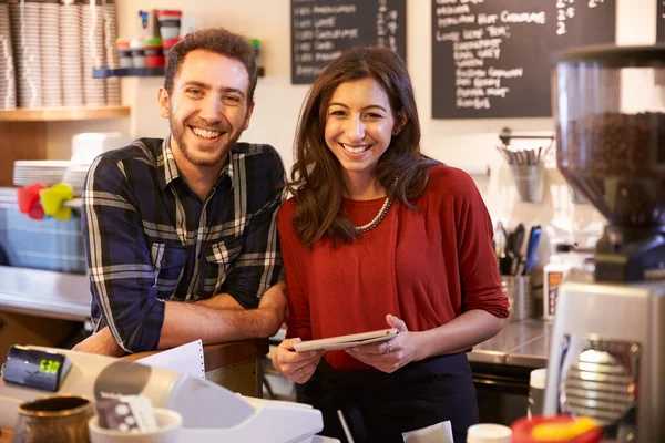 Casal Running Coffee Shop juntos — Fotografia de Stock