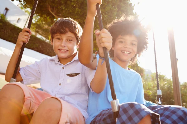 Meninas meninos diversão no balanço — Fotografia de Stock