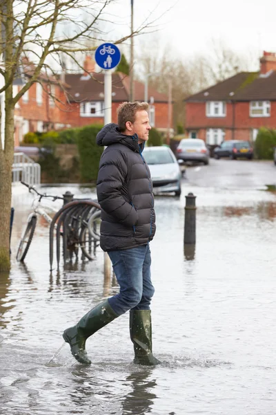 Hombre caminando por la calle urbana inundada — Foto de Stock